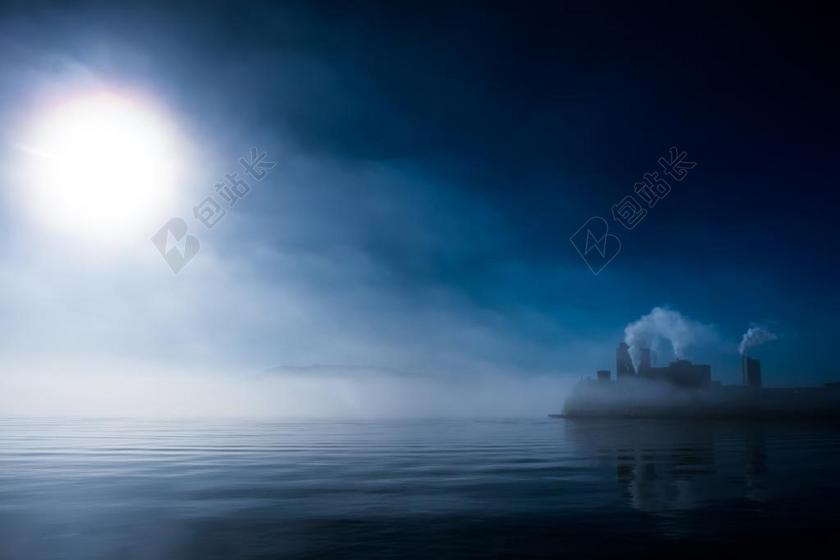 自然海面的薄雾背景图片