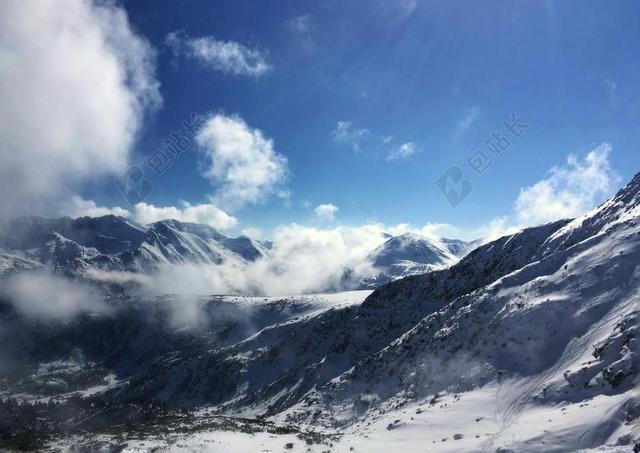 景观景点高山山峰户外探险雪山冰冻冷蓝天白云背景图片