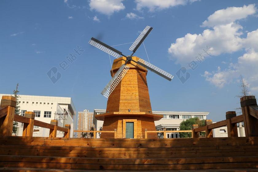 城市建筑雕塑风格大风车装饰性磨坊蓝天白云背景图片