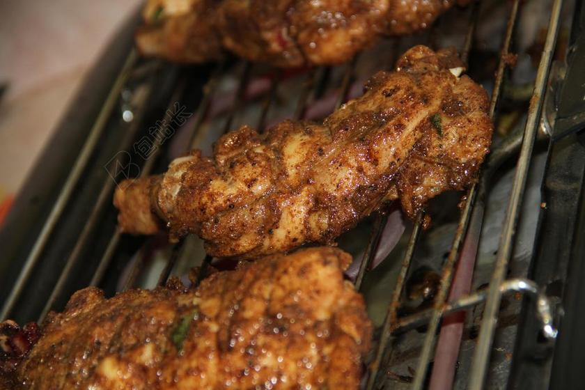 食物美食烹饪烧烤架子腌制佐料烤肉骨头户外野炊背景图片