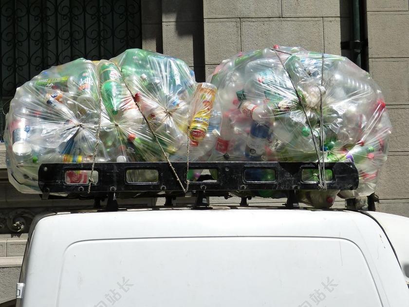 物品车上的回收塑料瓶背景图片