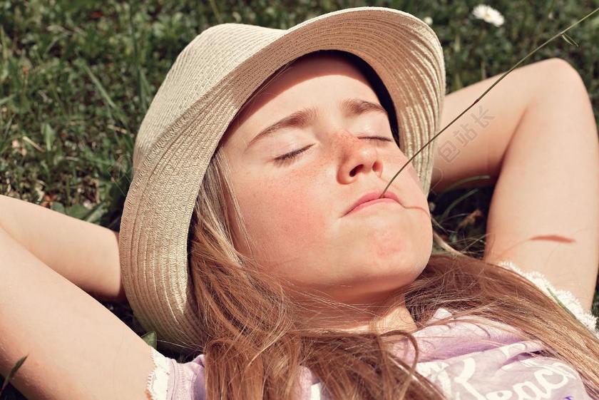 白色人放松躺下的白人少女背景图片