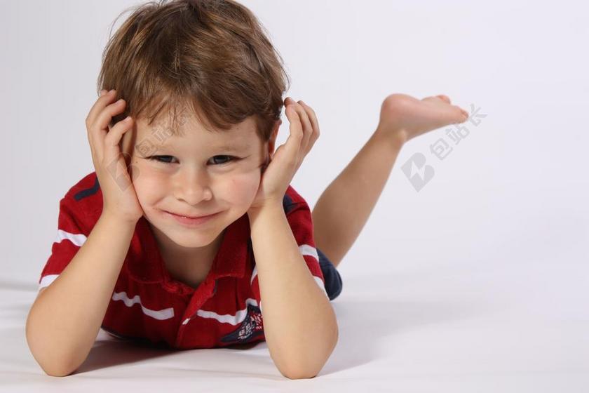 男孩 初学走路的儿童 孩子们 快乐 微笑 笑 说谎 向下