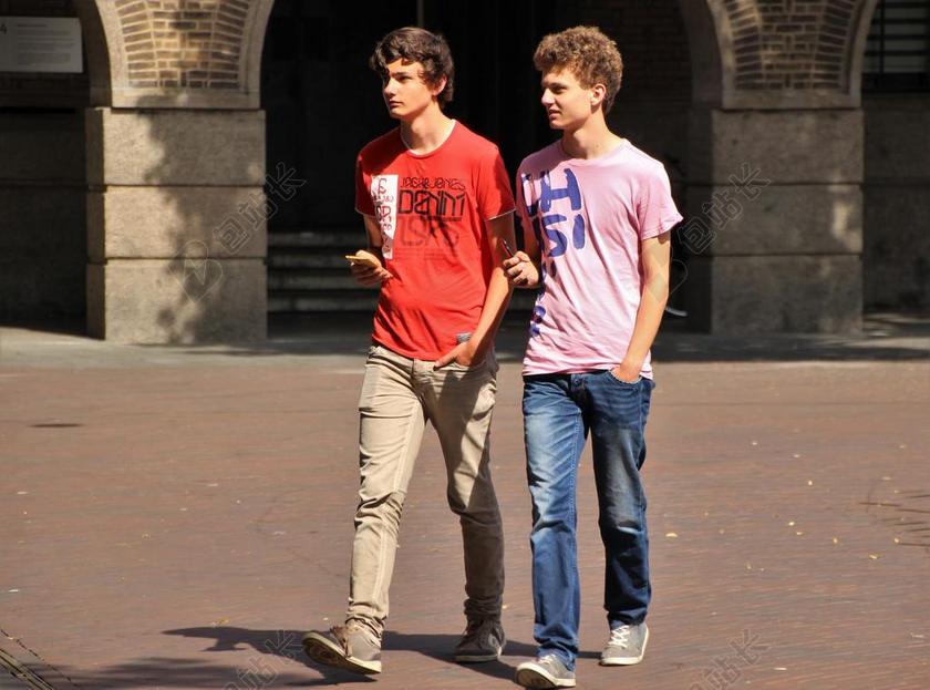 人物马路上的青年背景图片