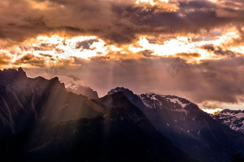 山 山峰 景观 天空 云 阳光 照明 天气 天气心情 性质