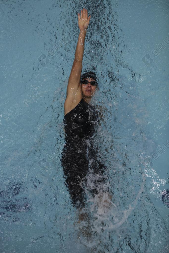人物游泳池中黑衣男人背景图片