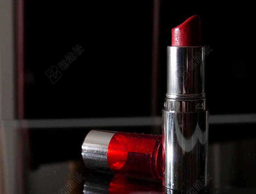 化妆红色的口红背景图片