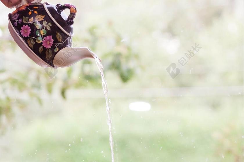 白色茶艺茶饮茶壶倒水背景图片