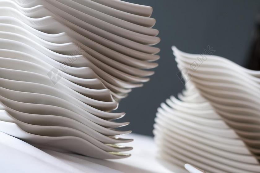 白色生活用品餐具堆放排列背景图片