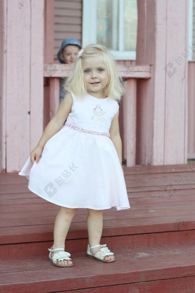 婴儿 孩子 孩子们 女孩 小女孩 金发 童年 夏季