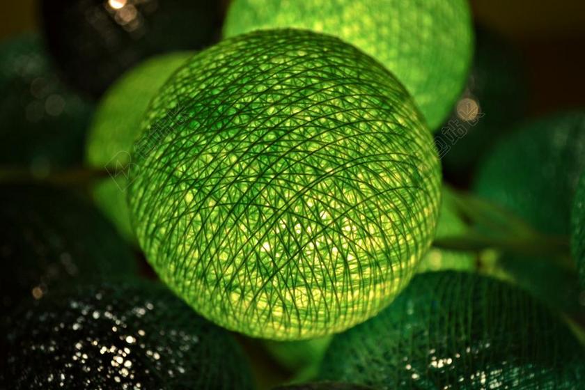 绿色物品放松绿色的毛团灯背景图片