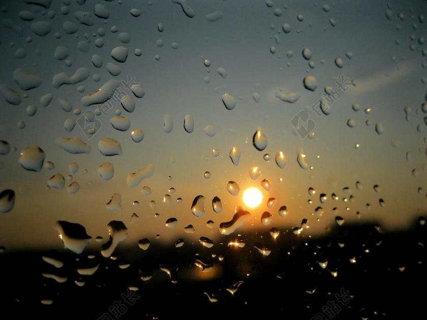 户外日落户外景观下雨玻璃观看背景图片