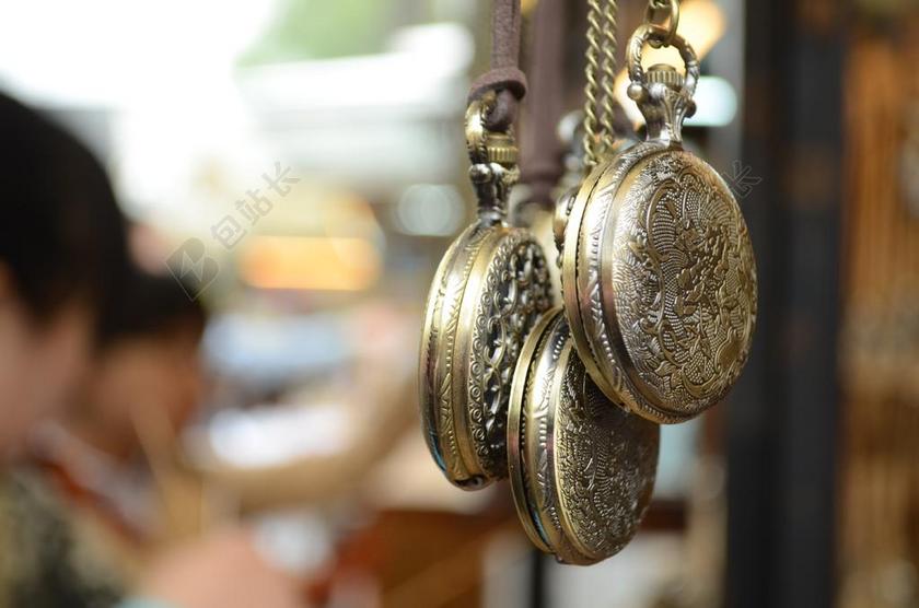 物品传统的金属怀表背景图片