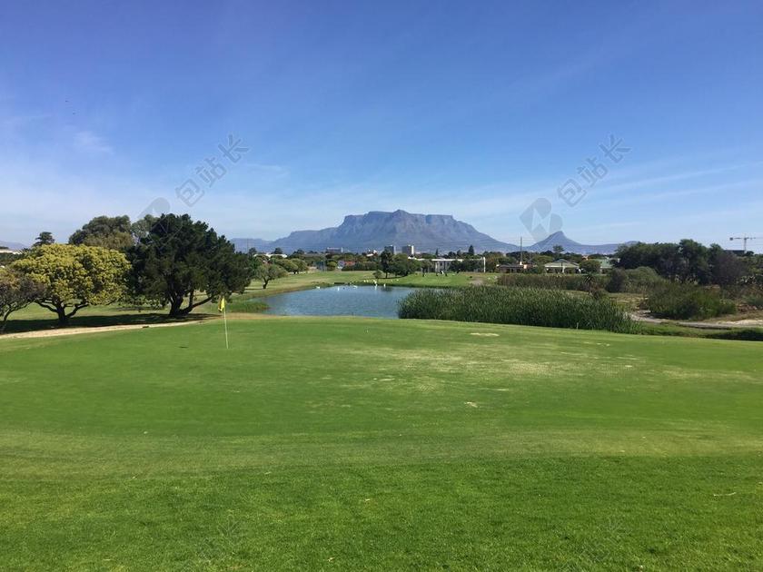 绿色旅游清新自然高尔夫休闲球场宣传背景图片