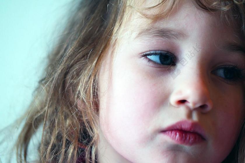 摄像乖巧女孩子歪头思考问题正脸宣传背景图片