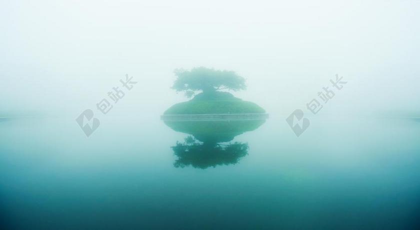蓝色广告朦胧岛中之树宣传背景图片