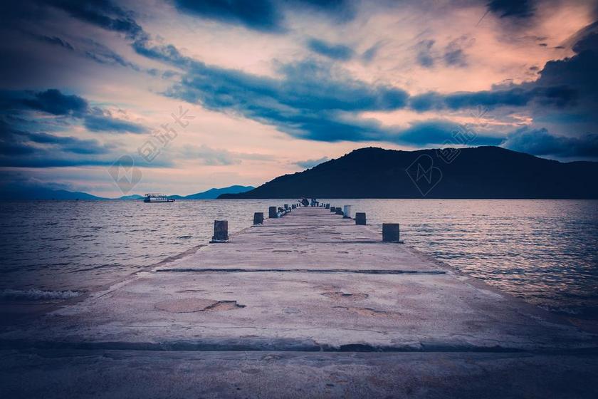 旅游文艺蓝调海边桥梁宣传背景图片