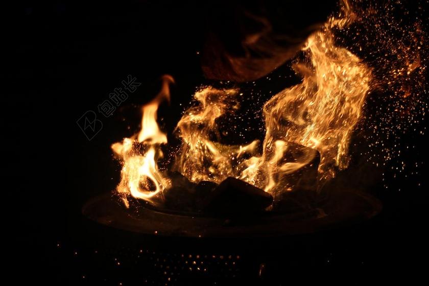 营 火 篝火 火焰 户外 木材 热 夏天 夜 露营 娱乐