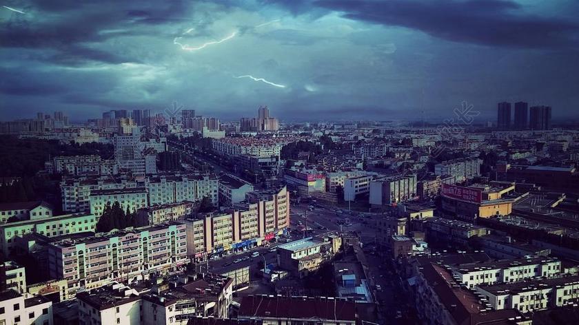 唯美城市上空闪电背景图片