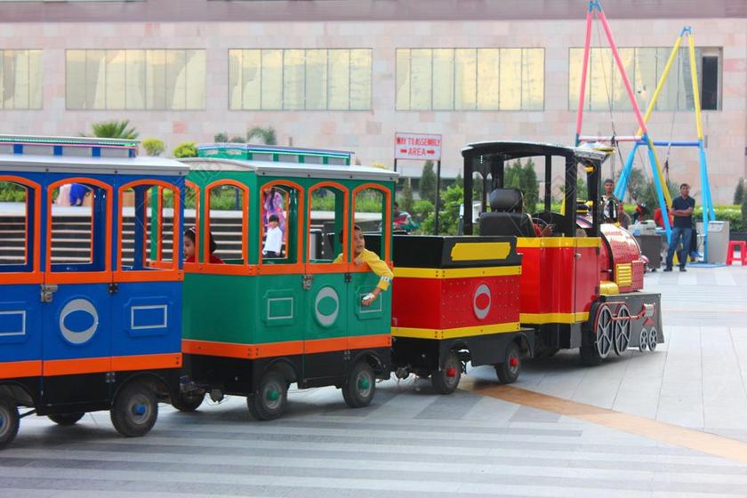 娱乐马路上儿童火车背景图片