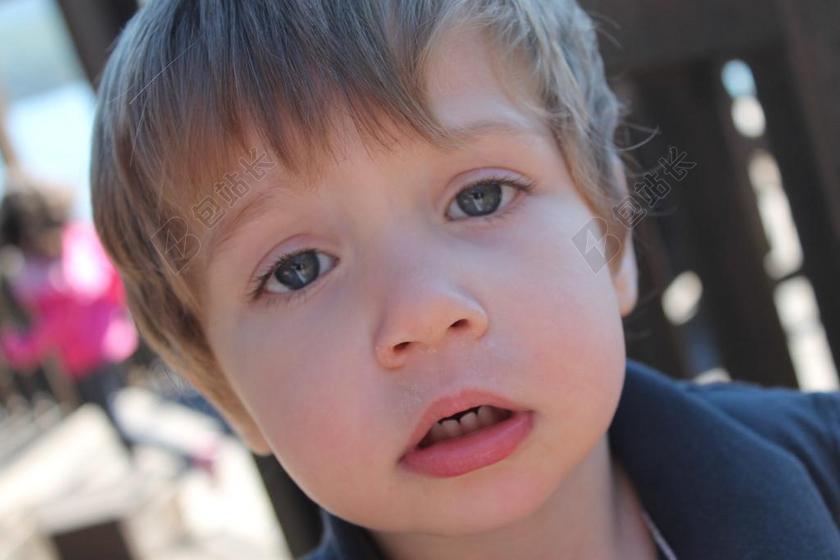 人物伤心的小男孩背景图片
