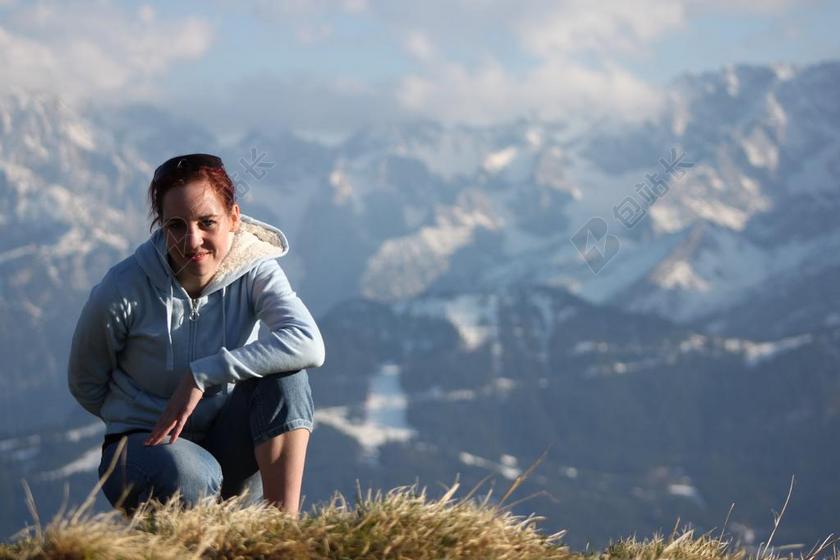 运动清新攀登山脉拍摄的女子背景图片
