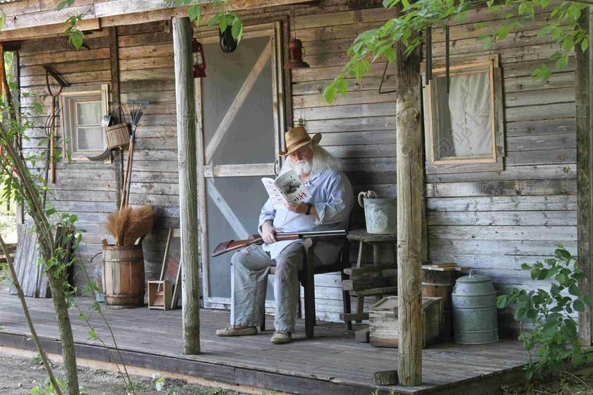 阅读神秘人屋外看书背景图片