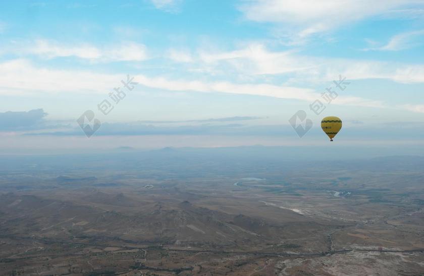 航天天空中黄色的热气球背景图片