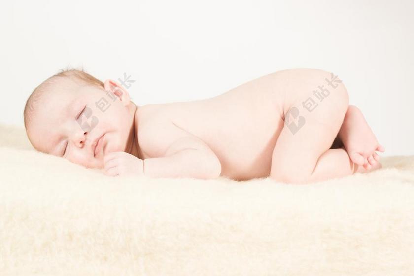 白色婴儿沉睡趴睡乖巧背景图片