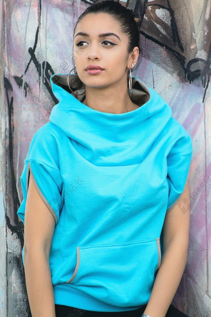 蓝色时尚女面部特写沉思女背景图片