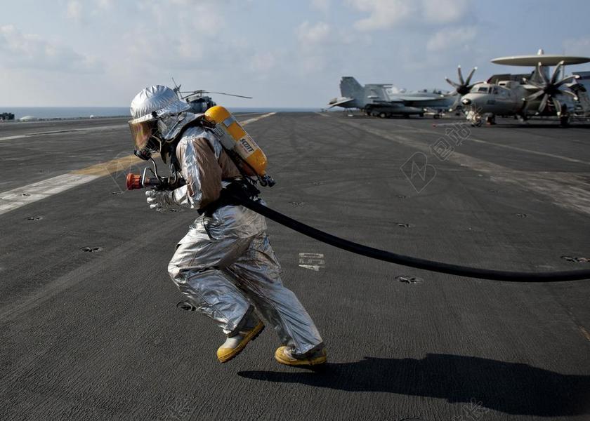 户外消防员紧急抢救演习训练背景图片