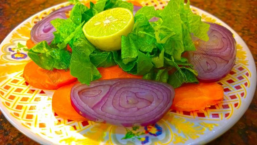 食物盘子里的新鲜蔬菜沙拉背景图片