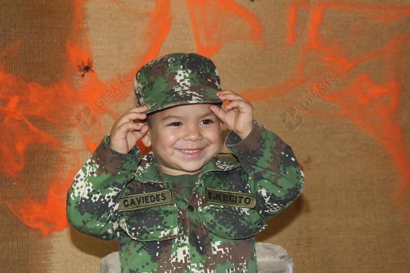 人物开心的男孩背景图片