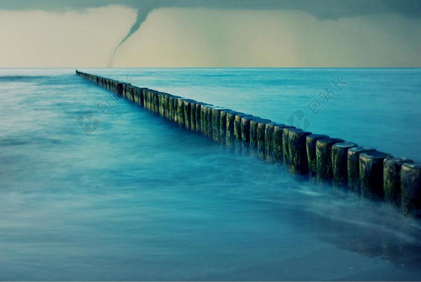 自然海面的龙卷风和石头背景图片