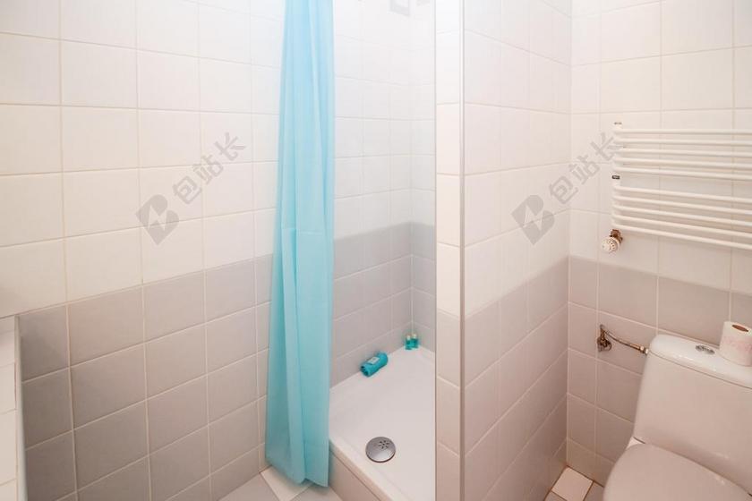 室内白色的干净浴室背景图片