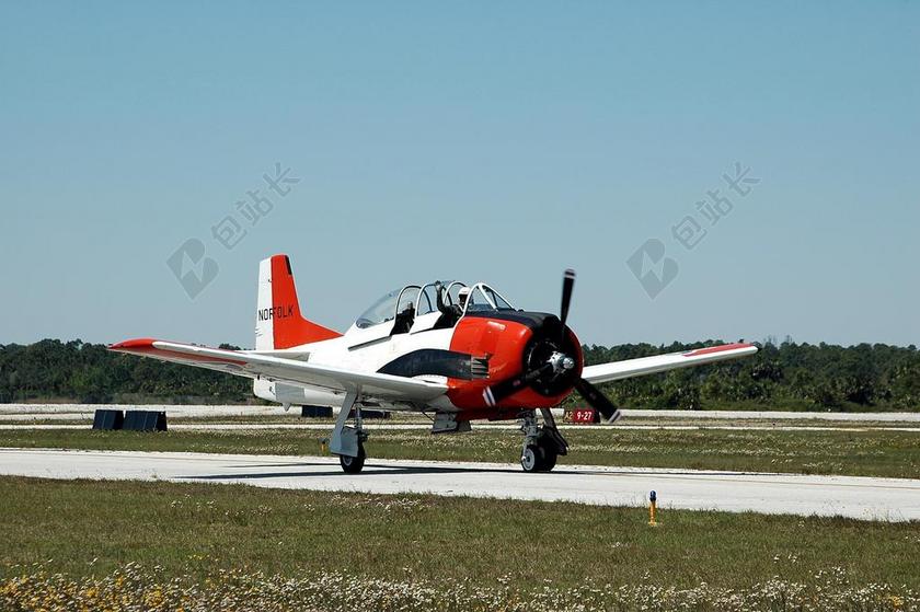 航空红白飞机停靠背景图片