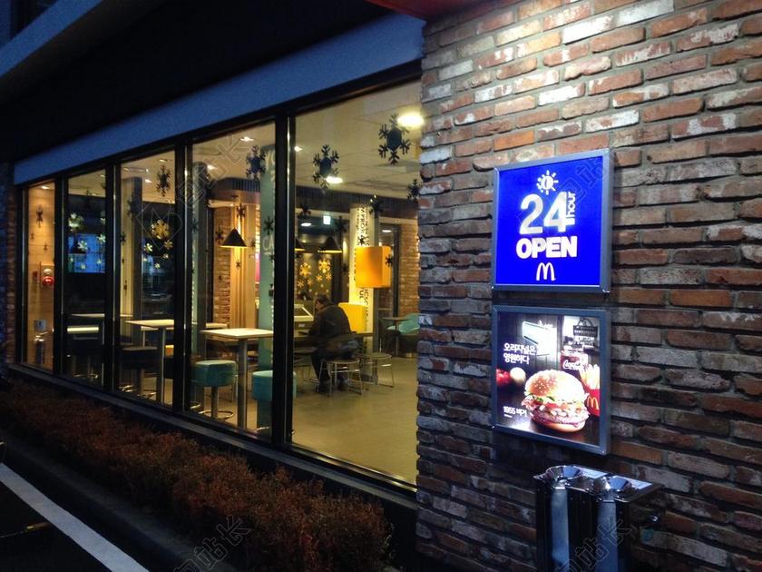 店铺餐厅麦当劳24小时开放背景图片