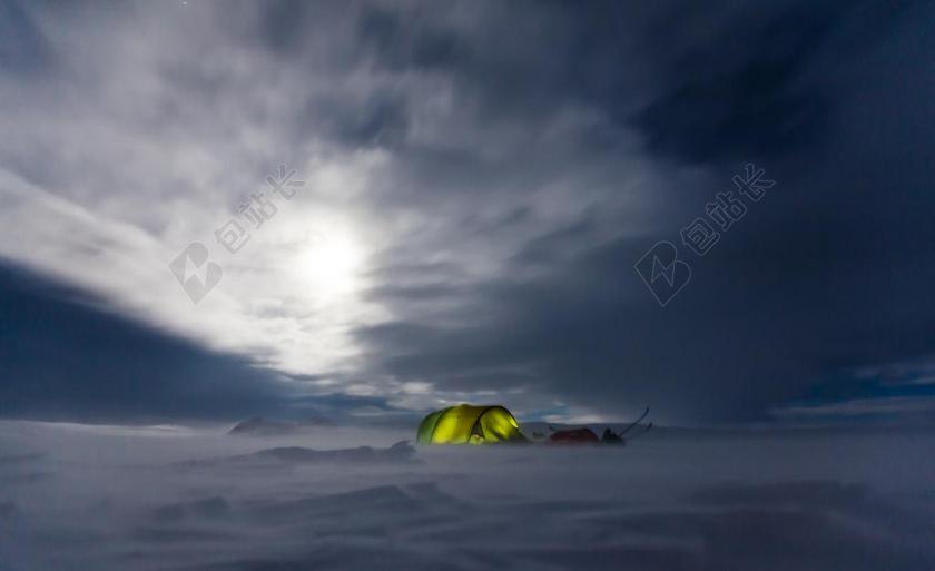 户外冒险露营阴天背景图片