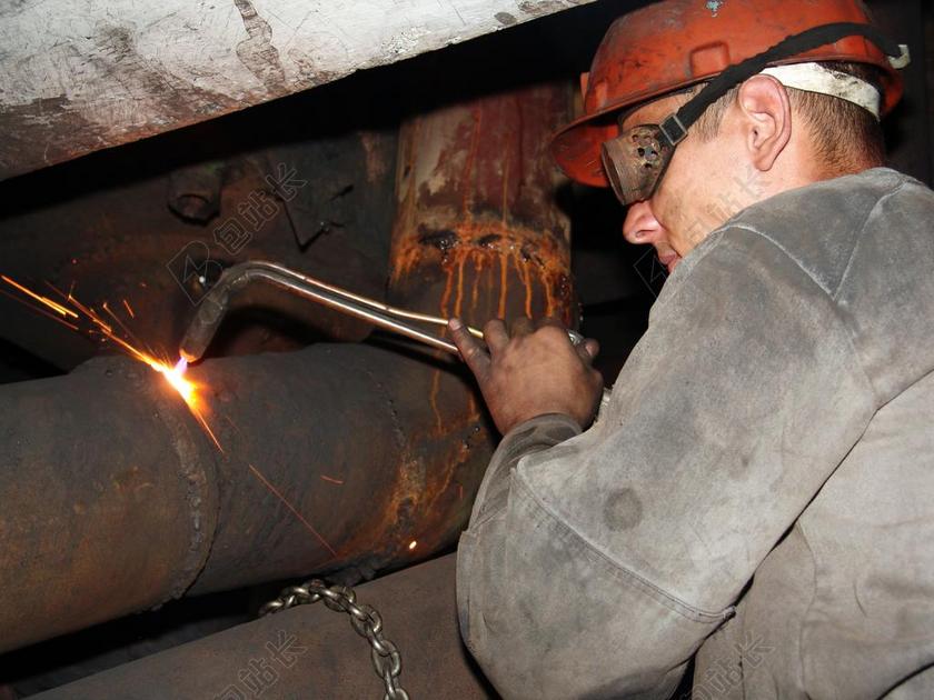 男性工业焊接劳动背景图片