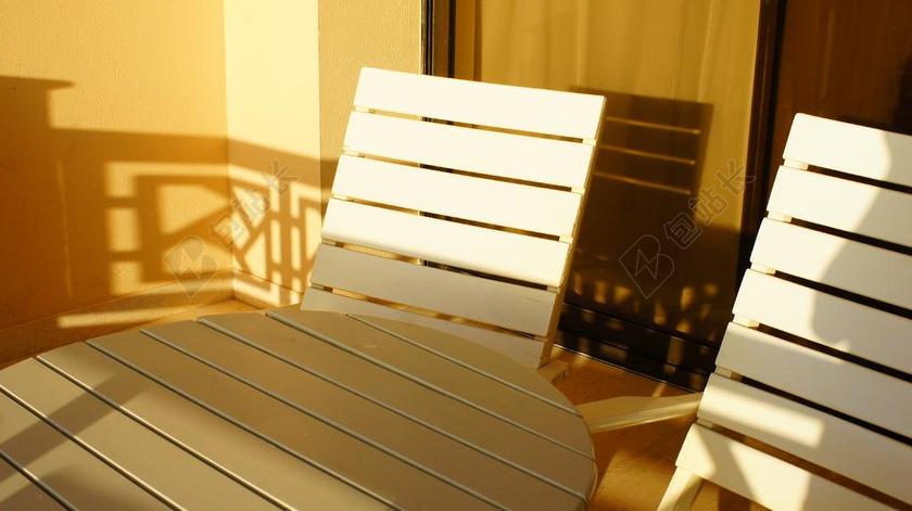 白色的座椅和木桌背景图片