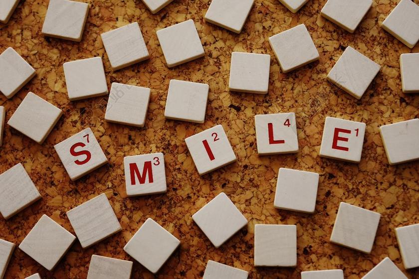 地板上的字母积木背景图片