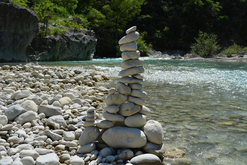 户外自然景观岩石堆放排列游玩背景图片