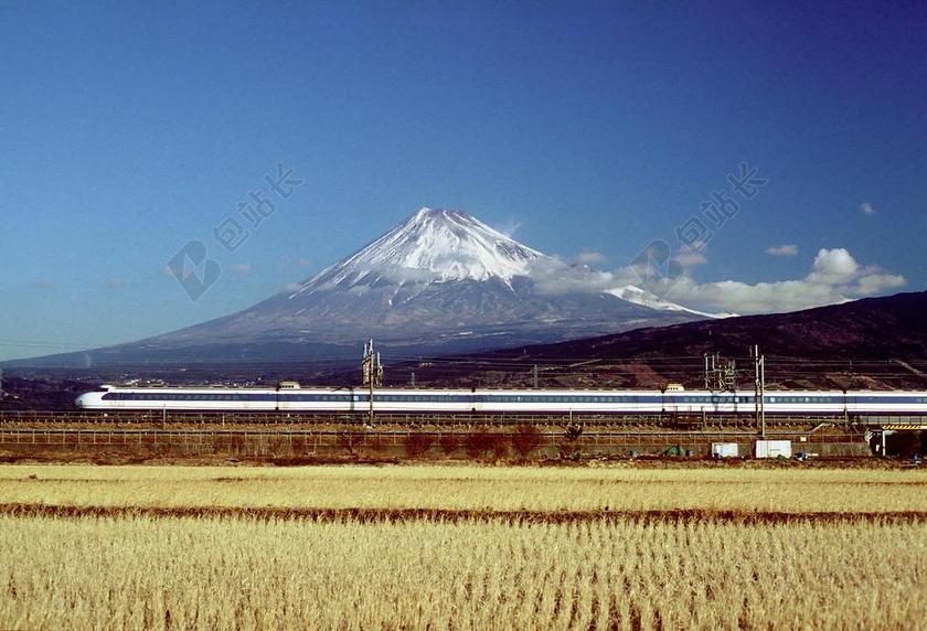 日本雪山冰川农田背景图片