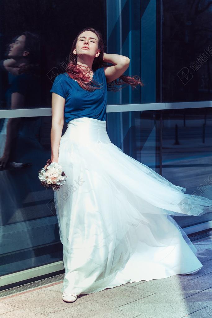 户外时尚女沐浴阳光背景图片