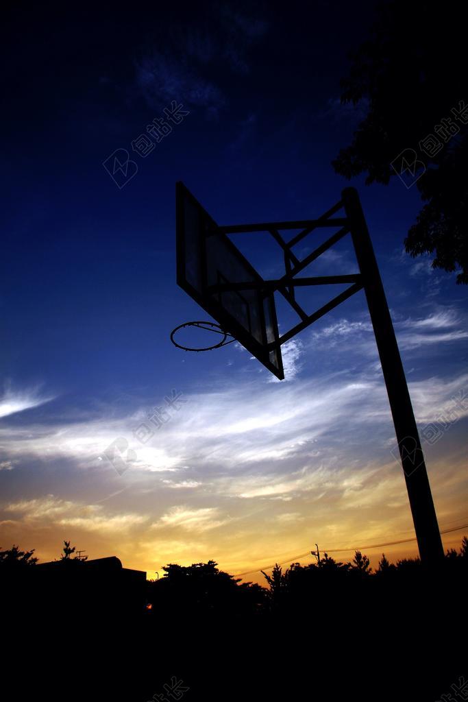 黑色夜晚篮球框篮球架日落背景图片