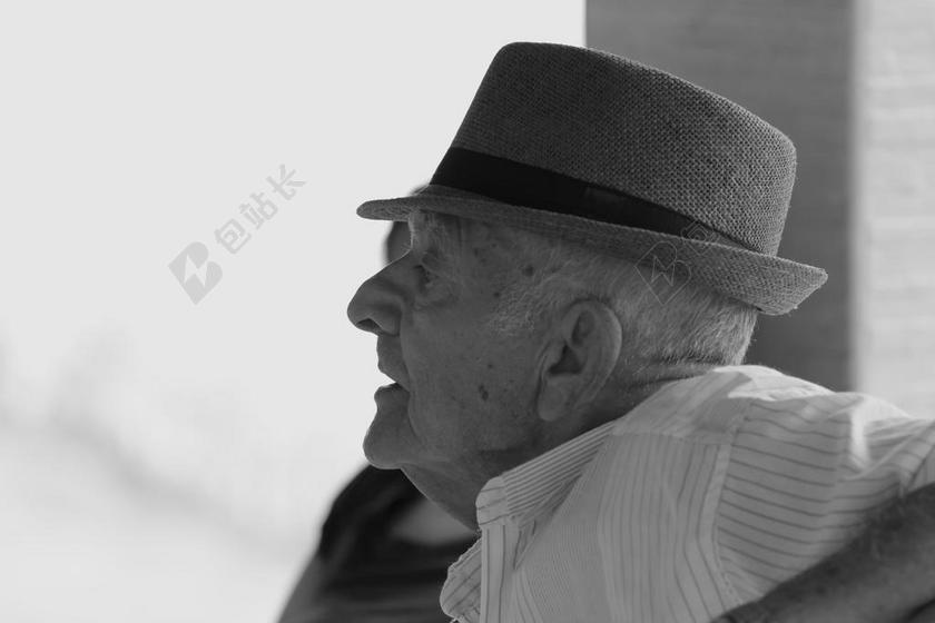 灰色老人面部特写礼帽背景图片