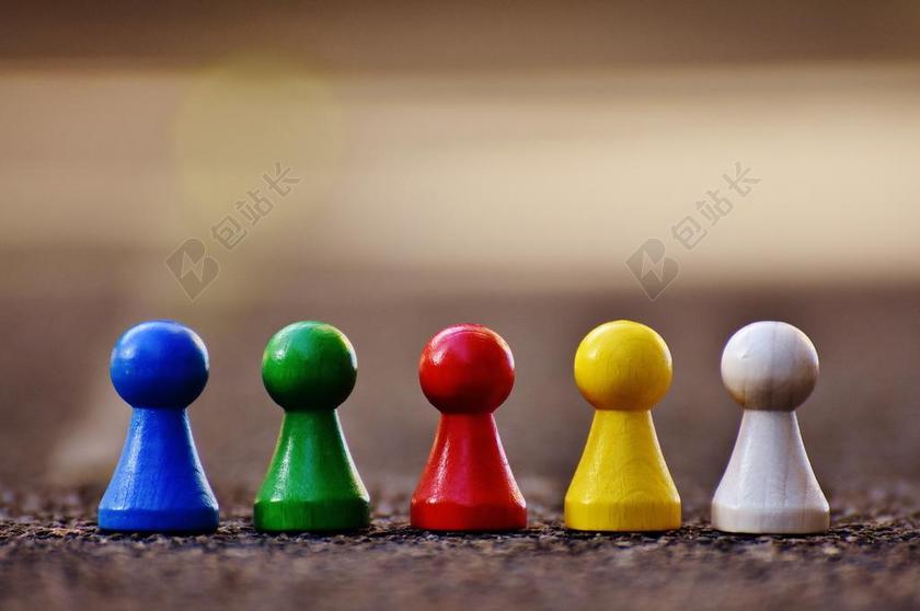 彩色的木头棋子背景图片
