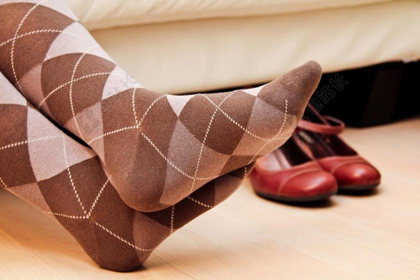 菱形花纹的袜子 脚 红舞鞋