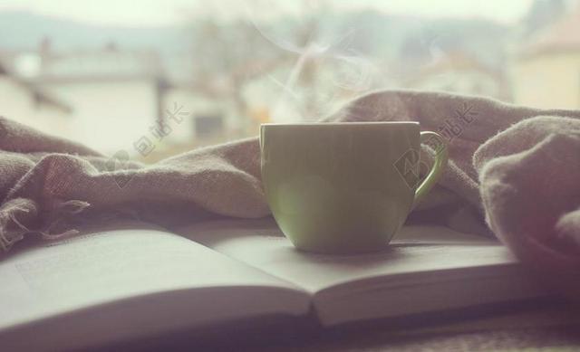 浅粉色看书围巾咖啡杯冒着热气简单生活看书喝咖啡背景图片