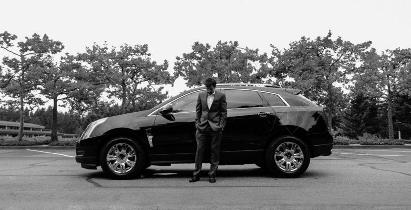 灰色广告时尚简约男子背靠汽车背景图片